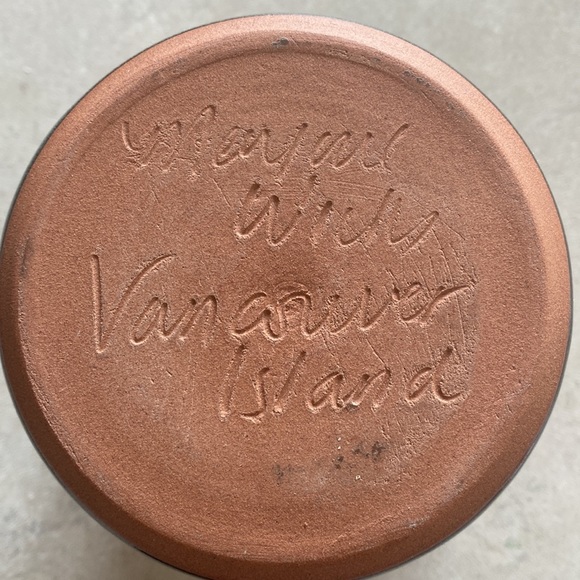 Handmade Pottery made on  Vancouver Island BC Signed by Artist Exc Shape - Picture 9 of 12